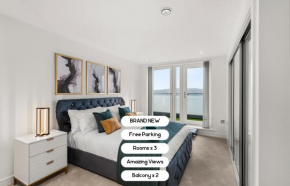 LUXE Riverside DUPLEX PENTHOUSE, Amazing Views with 2 x Balcony, 3 x King Bedrooms, 2 x Bathrooms, Fully Equipped, River and City VIEWS, POKER TABLE plus Games, Free Parking, 10 Min to UNI and 5 Mins 